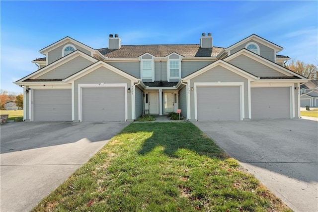 view of front of property featuring a front yard and driveway