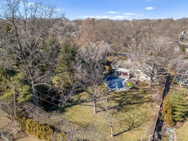 bird's eye view featuring a wooded view