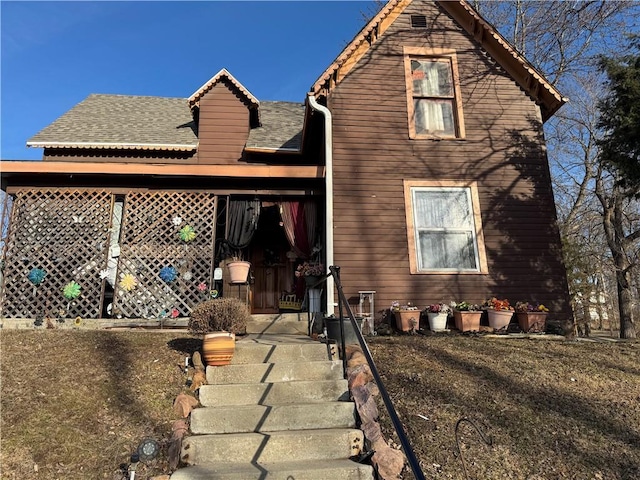 view of front of house featuring a shingled roof