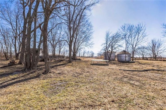 view of yard featuring an outbuilding