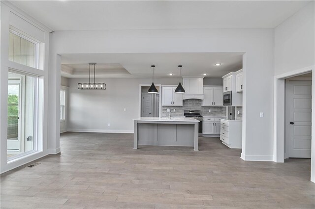 2850 W Wabash St, Olathe, KS 66061 - kitchen with stainless steel appliances, baseboards, light countertops, tasteful backsplash, and recessed lighting