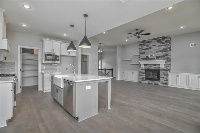 2850 W Wabash St, Olathe, KS 66061 - kitchen with stainless steel appliances, a sink, ceiling fan, tasteful backsplash, and recessed lighting