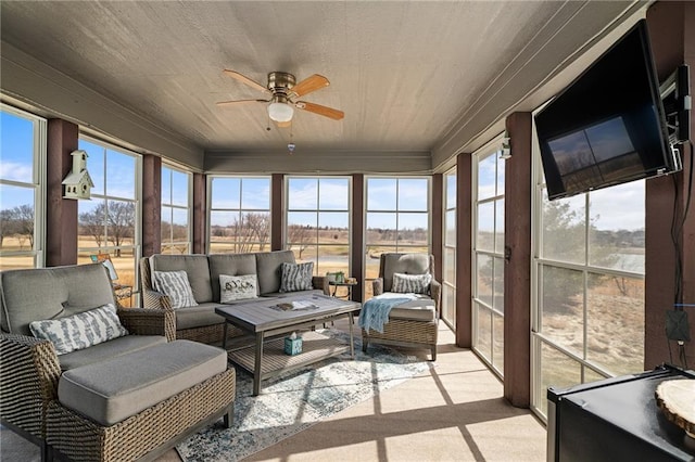 sunroom with ceiling fan