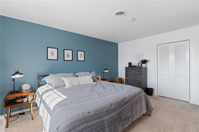 bedroom featuring light carpet, baseboards, visible vents, and a closet