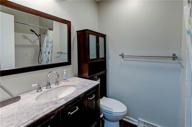 full bathroom with toilet, a shower with curtain, and vanity