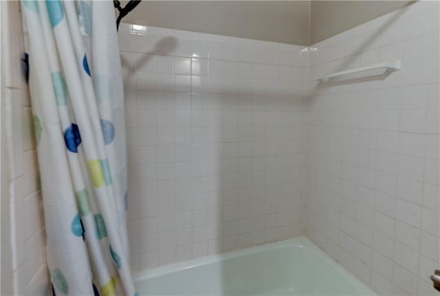 bathroom featuring shower / bath combo