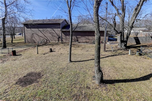 view of yard with an outbuilding