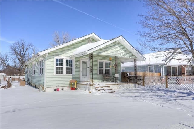 view of front of property with covered porch and fence