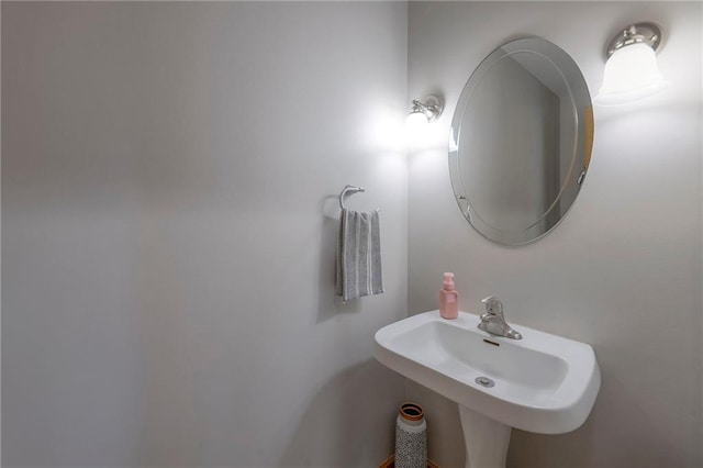 bathroom featuring a sink