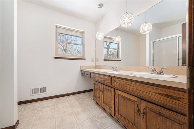 full bath featuring a notable chandelier, visible vents, baseboards, and a sink