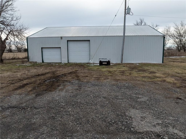 view of outdoor structure featuring an outbuilding