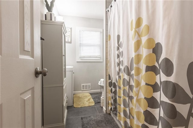 full bathroom featuring curtained shower, tile patterned flooring, visible vents, and baseboards