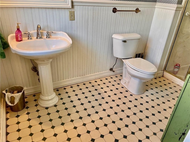 bathroom featuring a shower and toilet