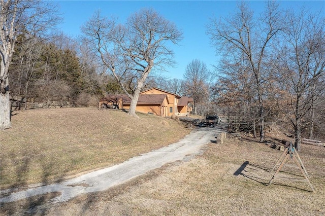 view of yard featuring dirt driveway