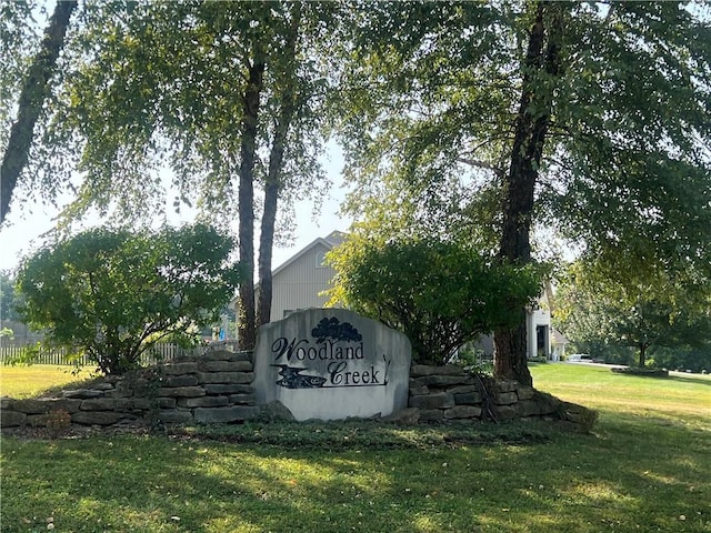 community sign featuring fence and a yard