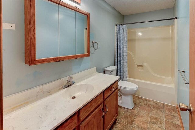 full bath featuring shower / tub combo with curtain, toilet, and vanity