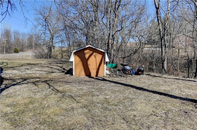 view of yard featuring a storage unit and an outdoor structure