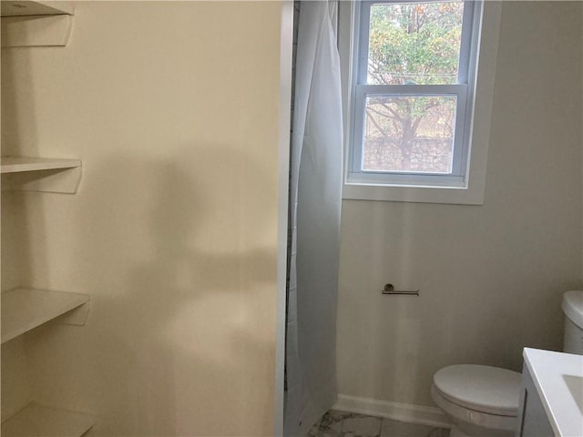 full bath with a shower, baseboards, vanity, and toilet