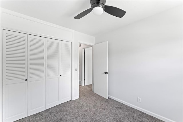 unfurnished bedroom featuring carpet, a closet, baseboards, and a ceiling fan
