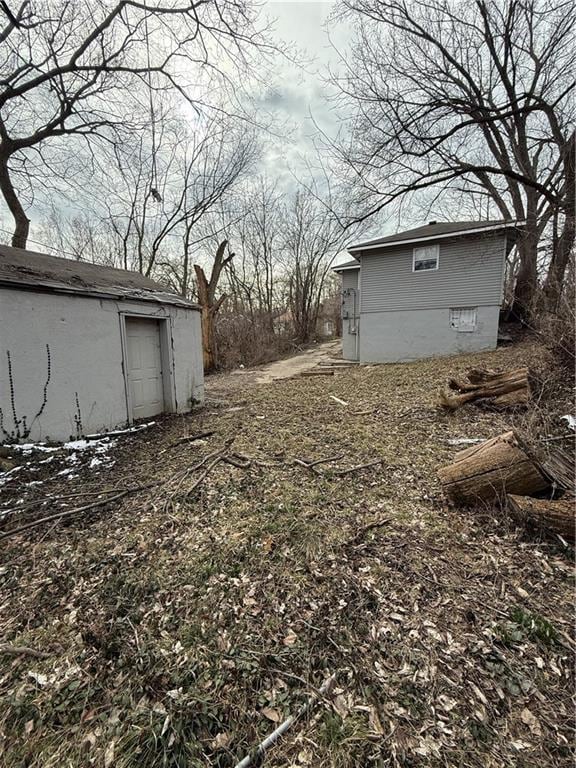 view of yard with an outdoor structure