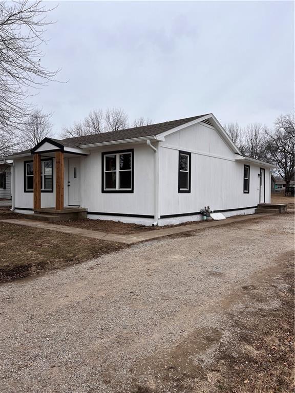 view of front of house with a shingled roof