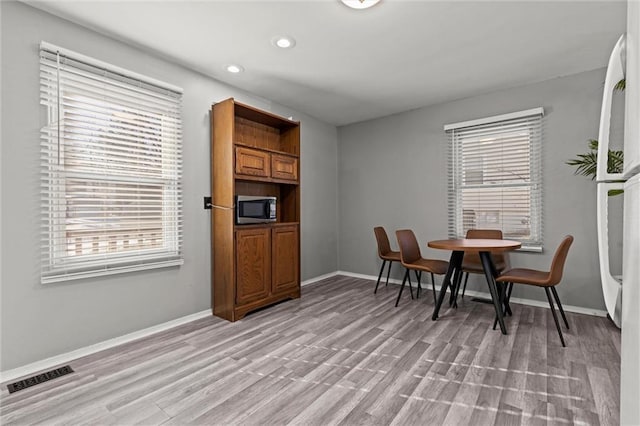 dining space with light wood-style floors, recessed lighting, visible vents, and baseboards