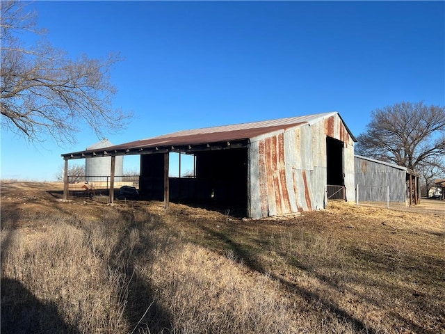 view of outdoor structure featuring an outbuilding