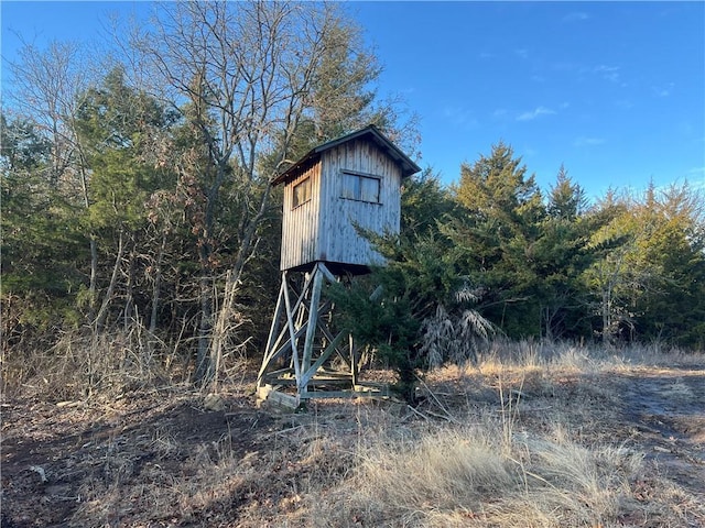 view of outdoor structure featuring an outbuilding