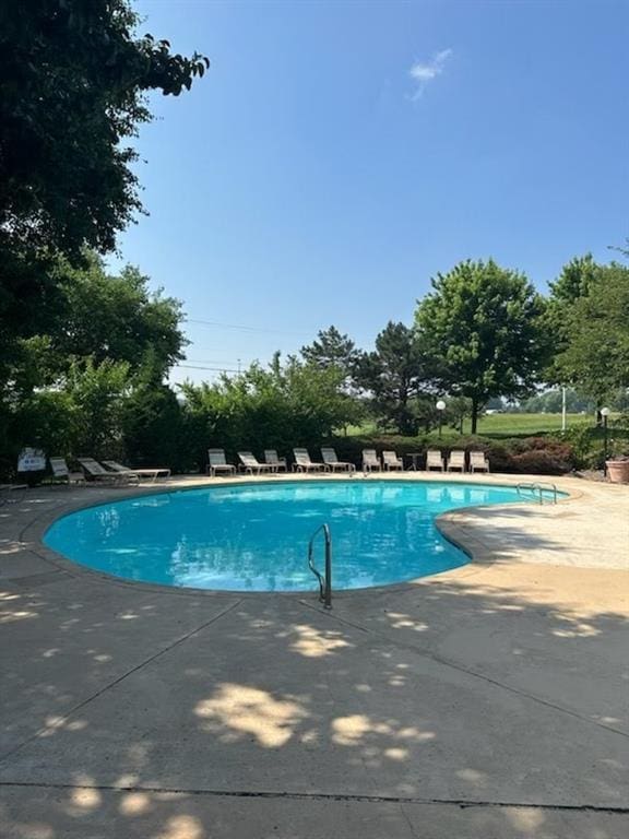 12704 W 110th Ter, Overland Park, KS 66210 - community pool with a patio