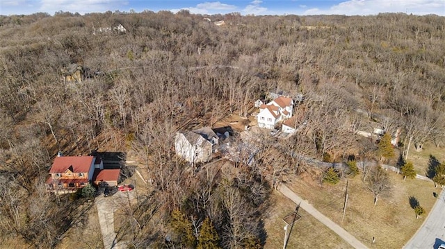 birds eye view of property featuring a forest view