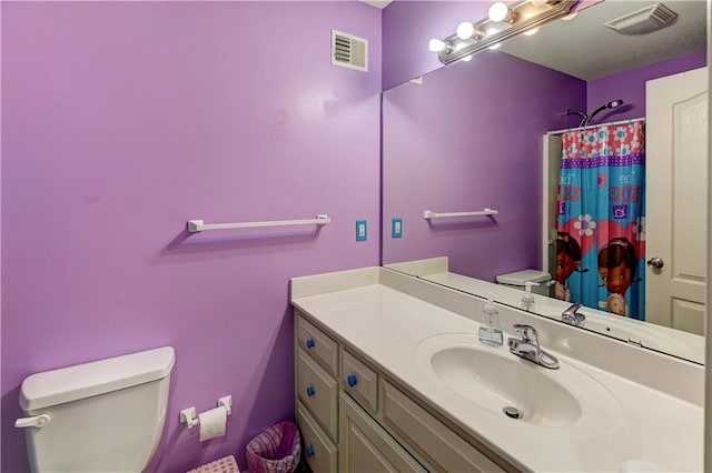 full bath featuring curtained shower, visible vents, vanity, and toilet