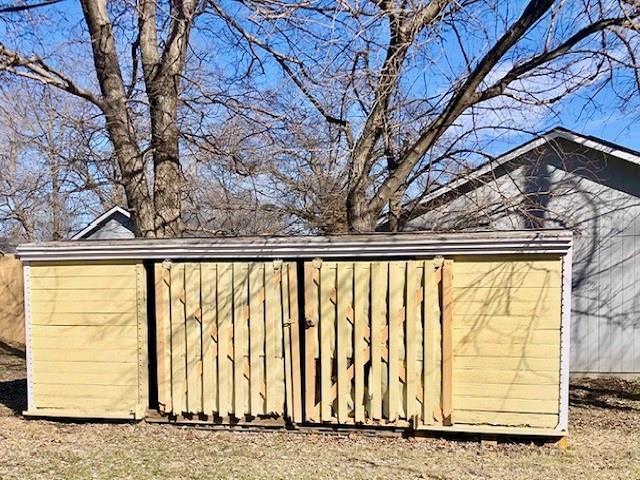 view of outdoor structure featuring an outbuilding