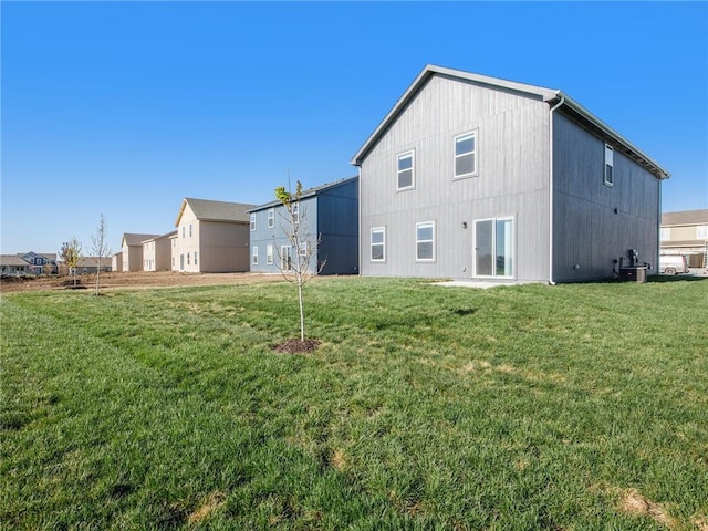 back of house featuring a lawn