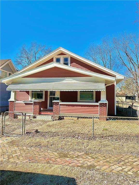 628 S 19th St, Saint Joseph, MO 64507 - view of front facade with covered porch, a fenced front yard, and a gate