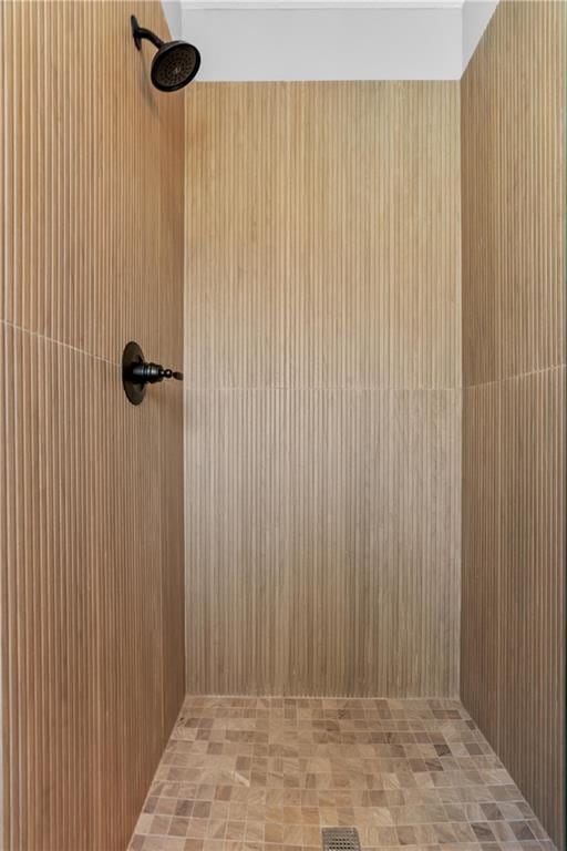 room details featuring tiled shower