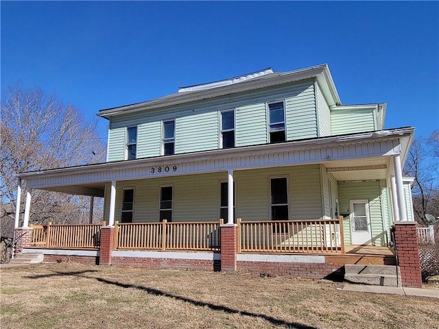 country-style home with a porch