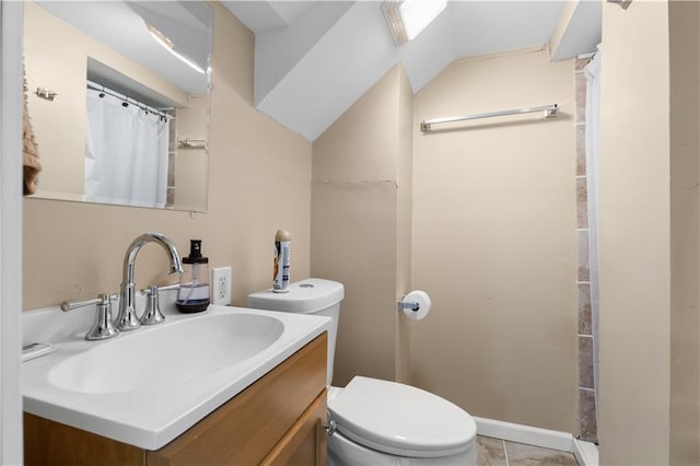 full bath with a shower with shower curtain, lofted ceiling, toilet, and vanity