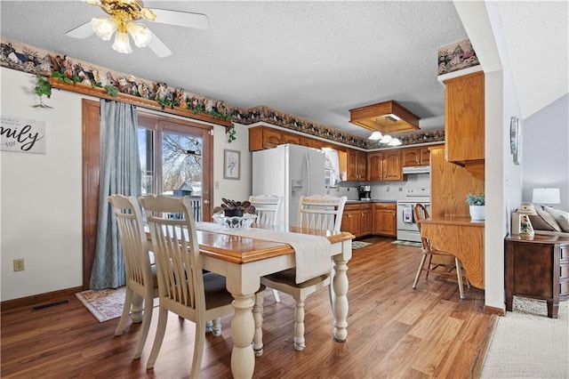 dining space featuring a textured ceiling, visible vents, and light wood-style floors