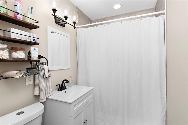 full bathroom featuring curtained shower, vanity, and toilet