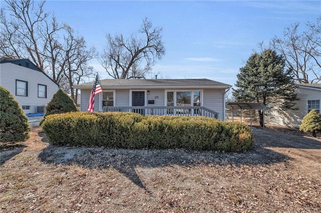 view of front facade featuring driveway, a porch, and a carport