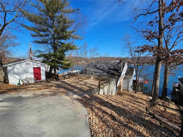 view of yard featuring an outdoor structure