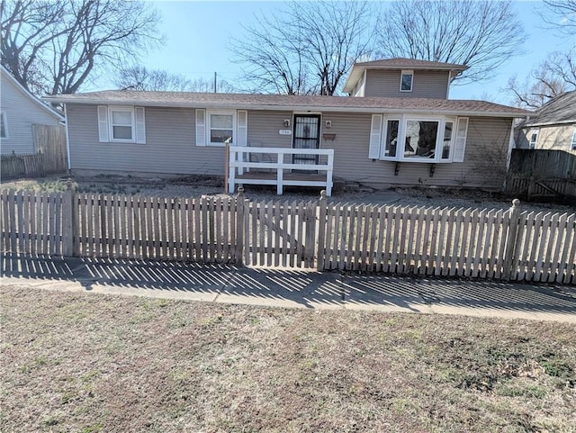 view of front of house featuring a fenced front yard