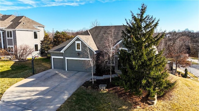 view of front facade featuring a front yard, driveway, and stucco siding