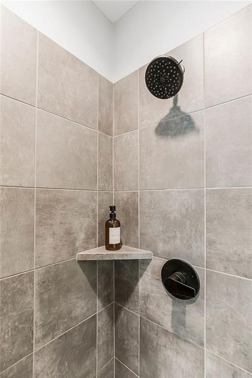 16649 S Tomashaw St, Olathe, KS 66062 - interior details featuring tiled shower