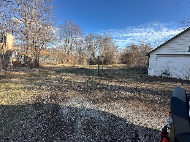 view of yard featuring an outbuilding