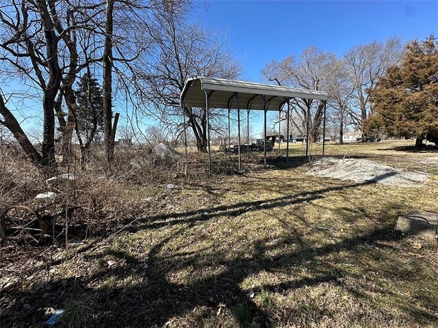 view of yard featuring a detached carport