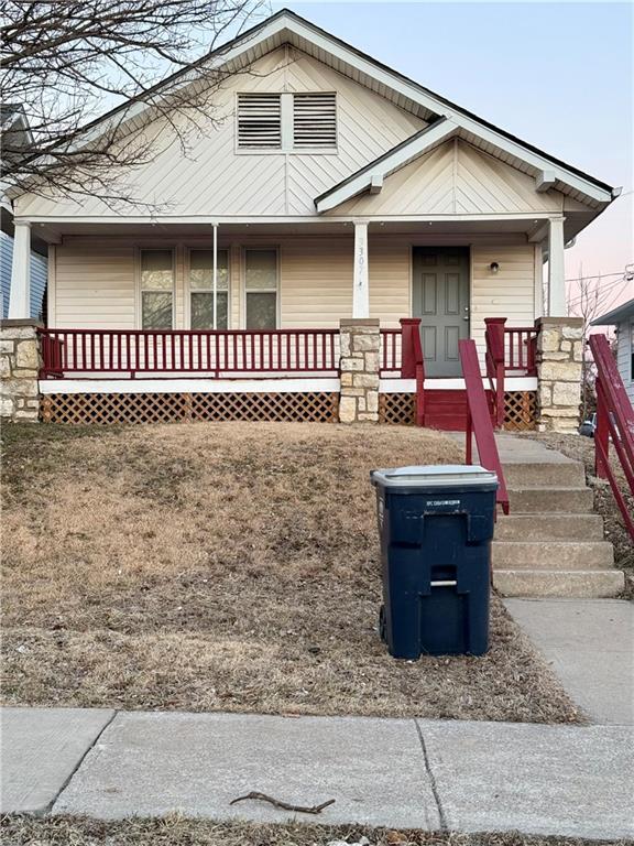 view of front facade with covered porch