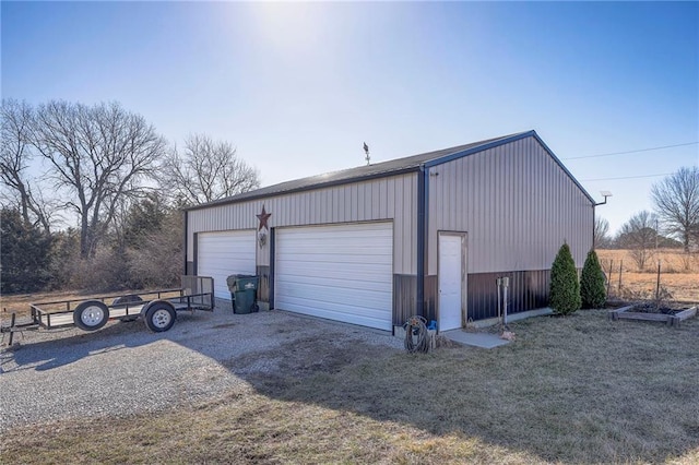 detached garage featuring gravel driveway