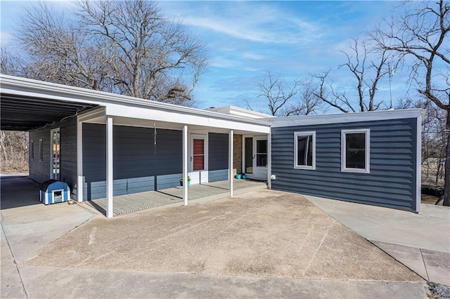 view of front of home featuring a carport and concrete driveway