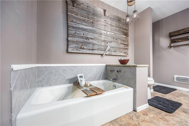 full bath featuring visible vents, baseboards, toilet, and a bath